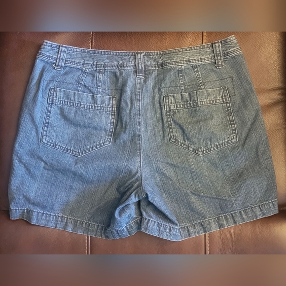 Women's Size 6 Mid Length Natural Reflections BNWOT Denim Shorts. ✨️ - Picture 4 of 9